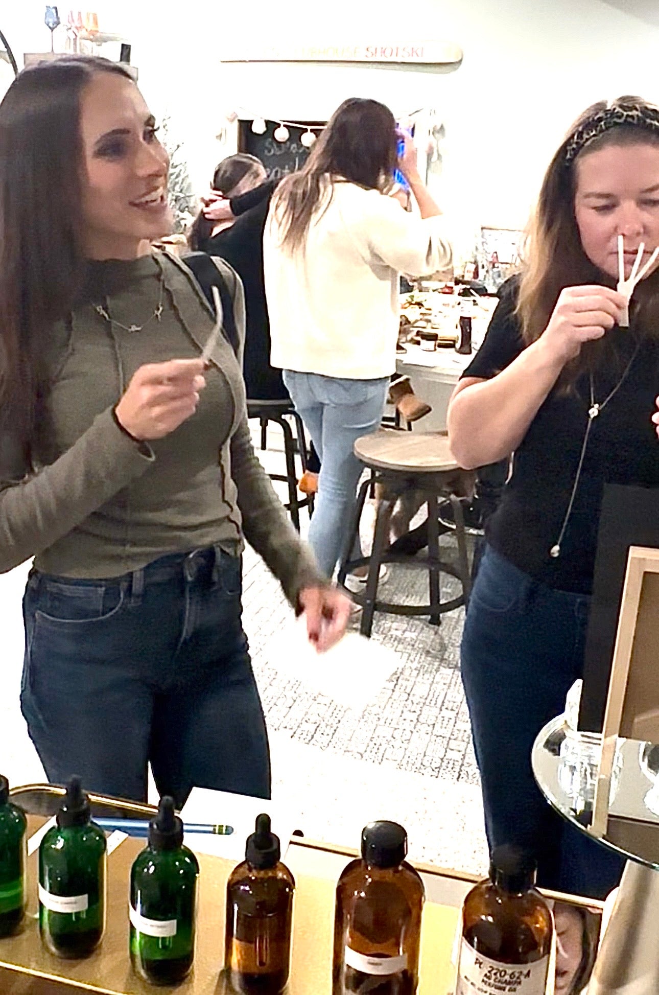 Mobile Perfume Blending Experience-
Guided custom fragrance creation for private groups
